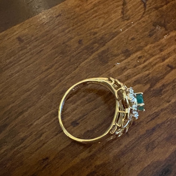 Great used condition 14k Emerald gold ring. Size 7 TODAY ONLY PRICE - Picture 2 of 10